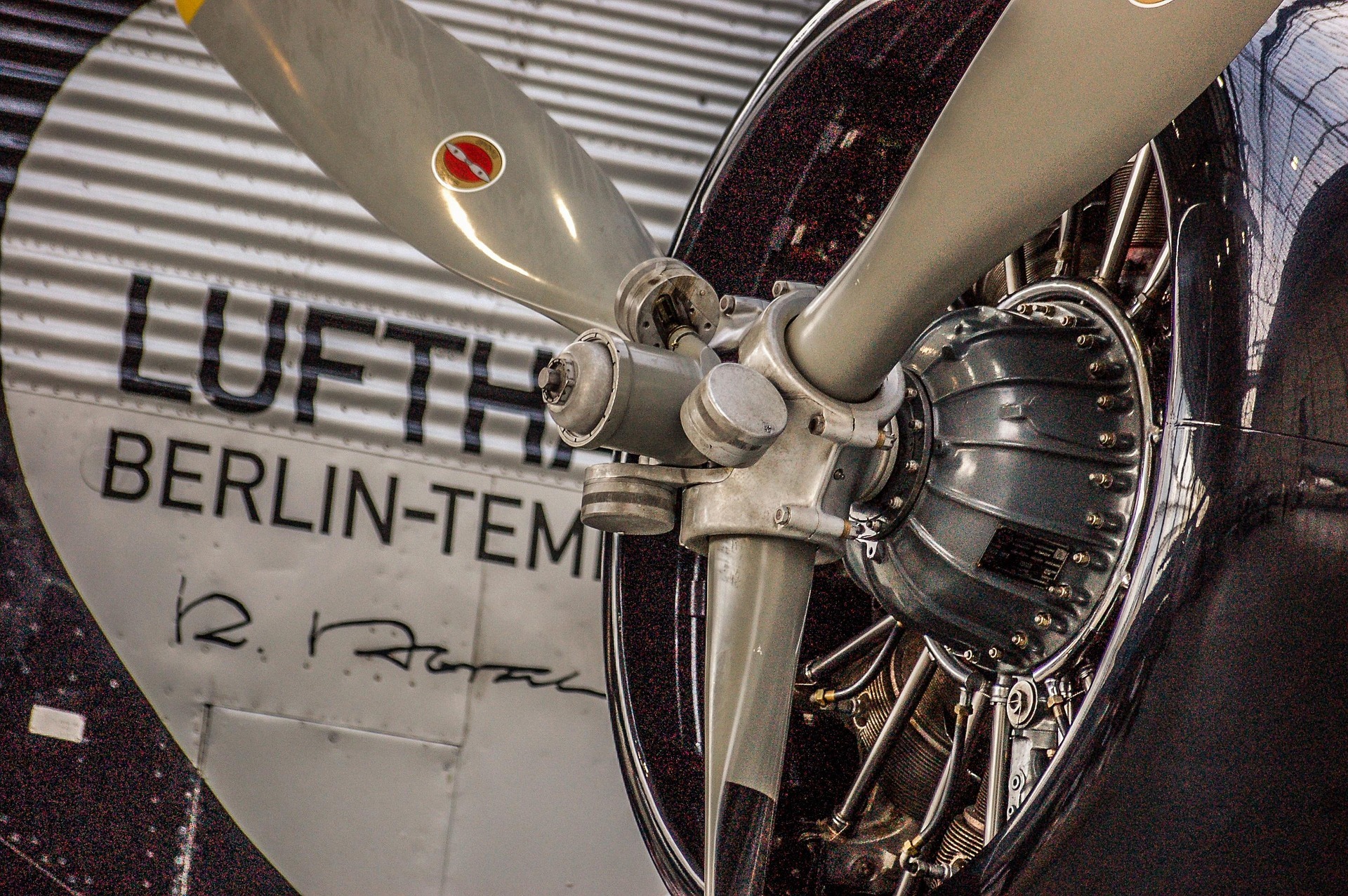 bernardo_peters-plane-7273707_1920 DANIEL